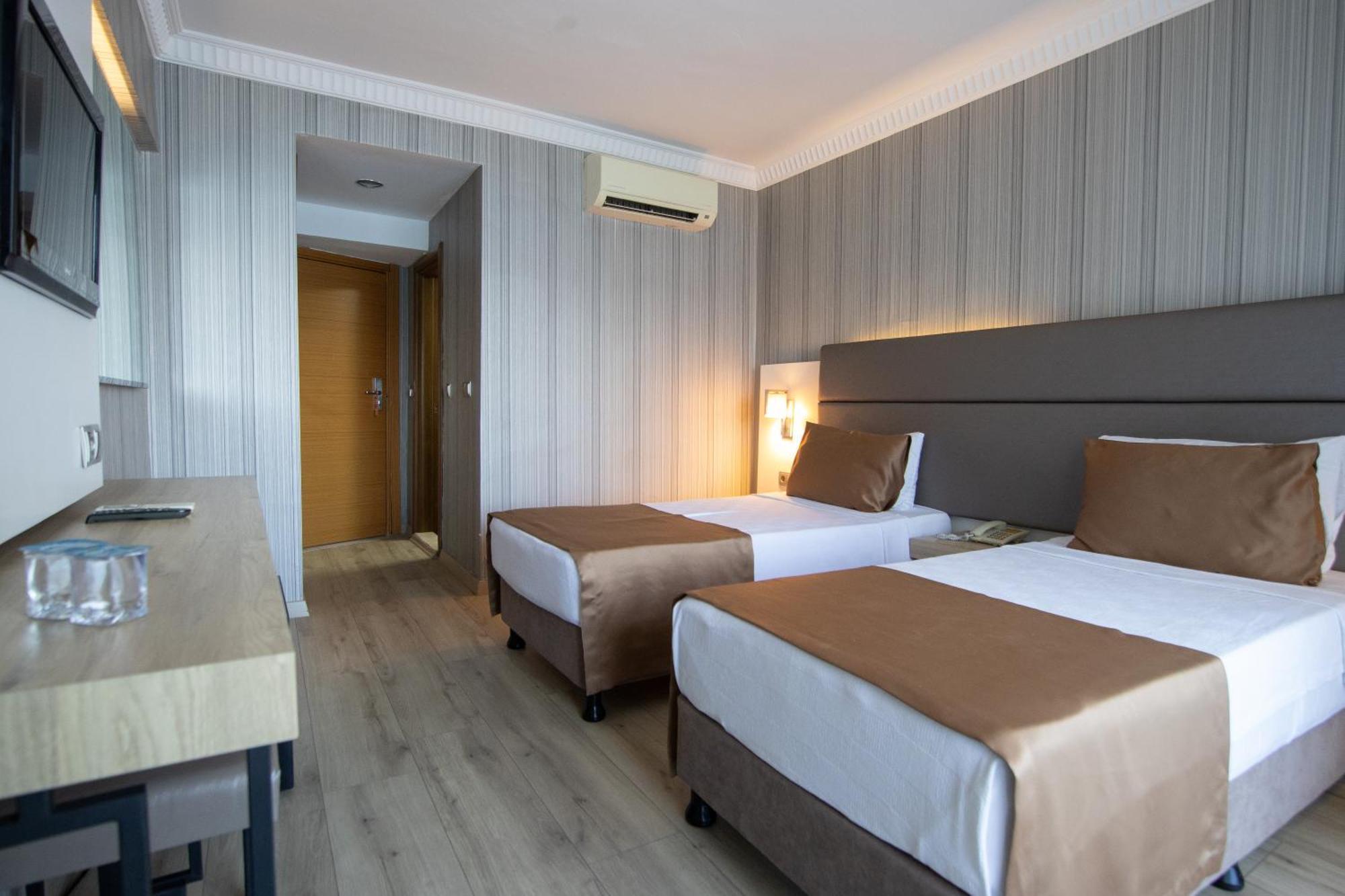 Point Beach Hotel 马尔马里斯 外观 照片