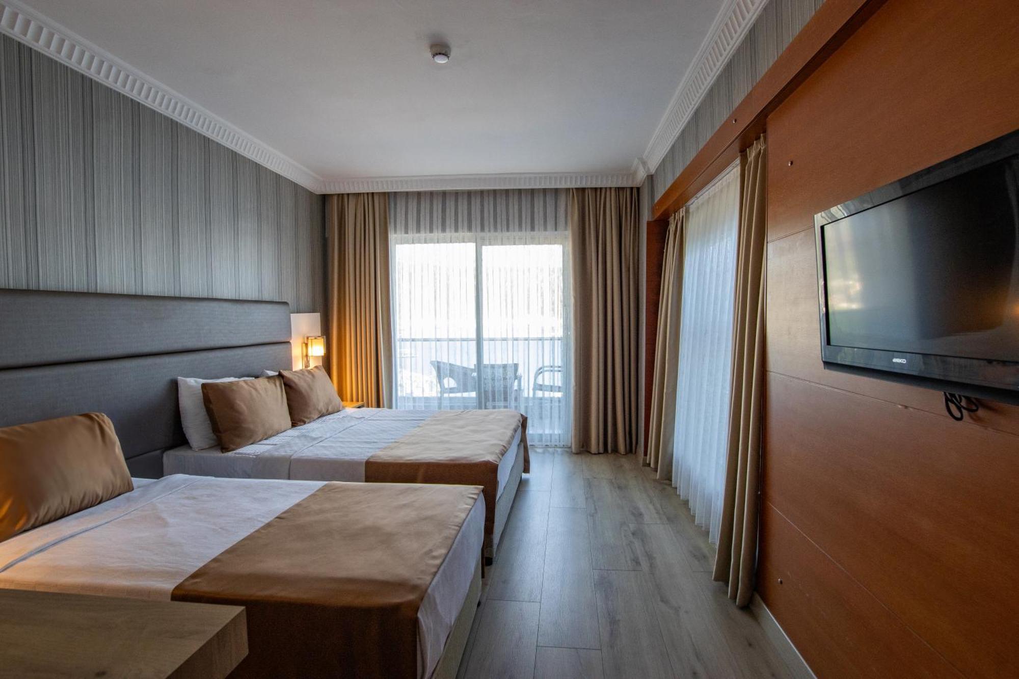 Point Beach Hotel 马尔马里斯 外观 照片