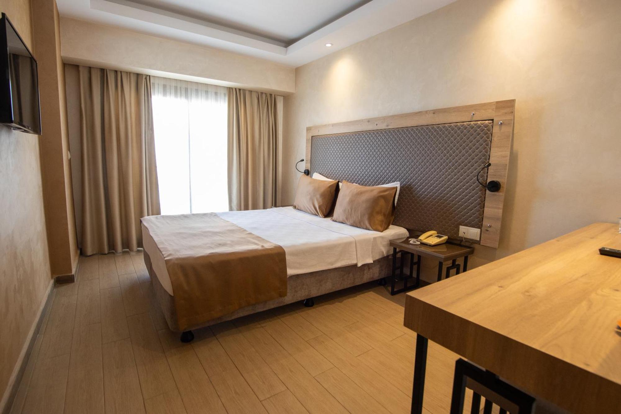 Point Beach Hotel 马尔马里斯 外观 照片