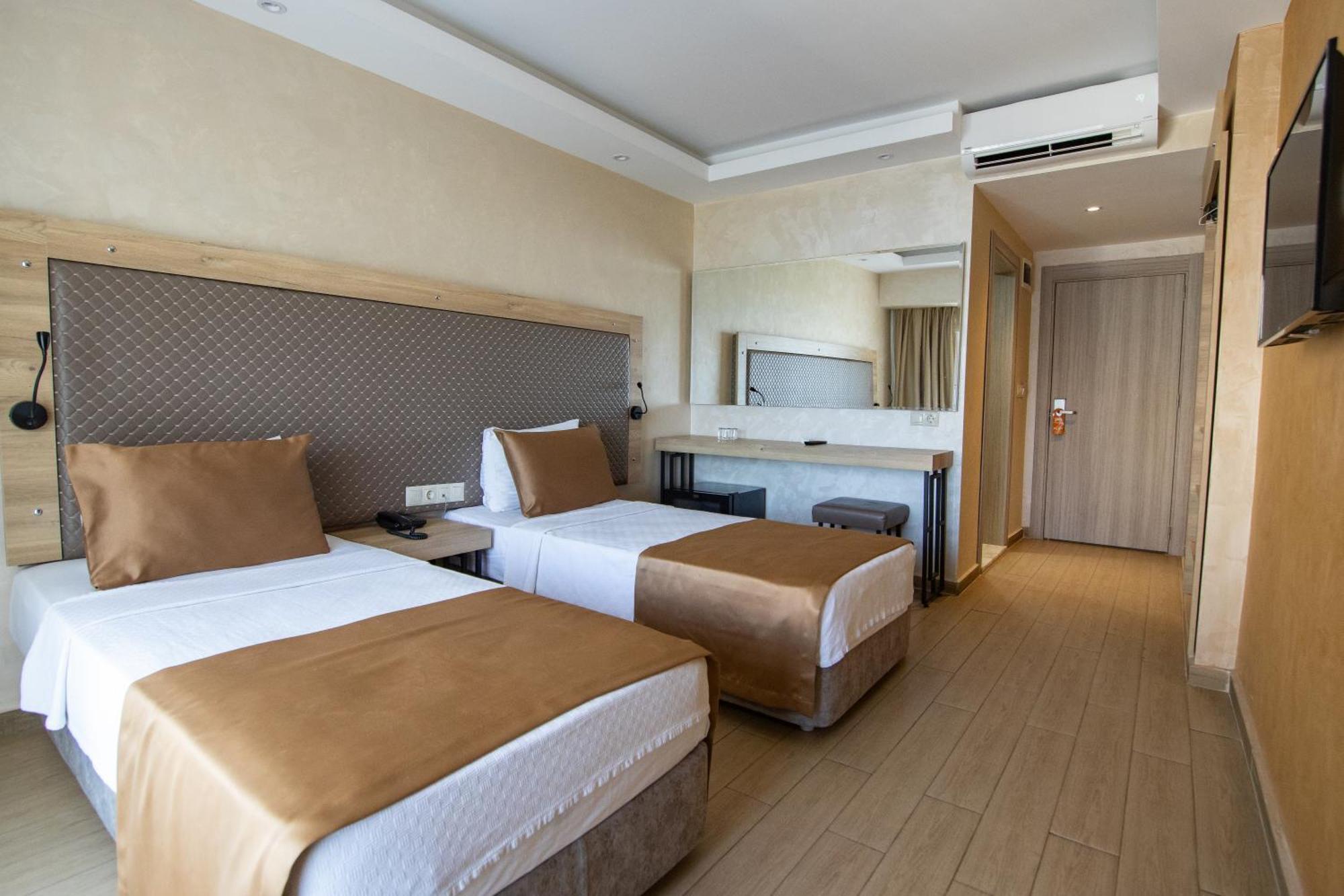 Point Beach Hotel 马尔马里斯 外观 照片