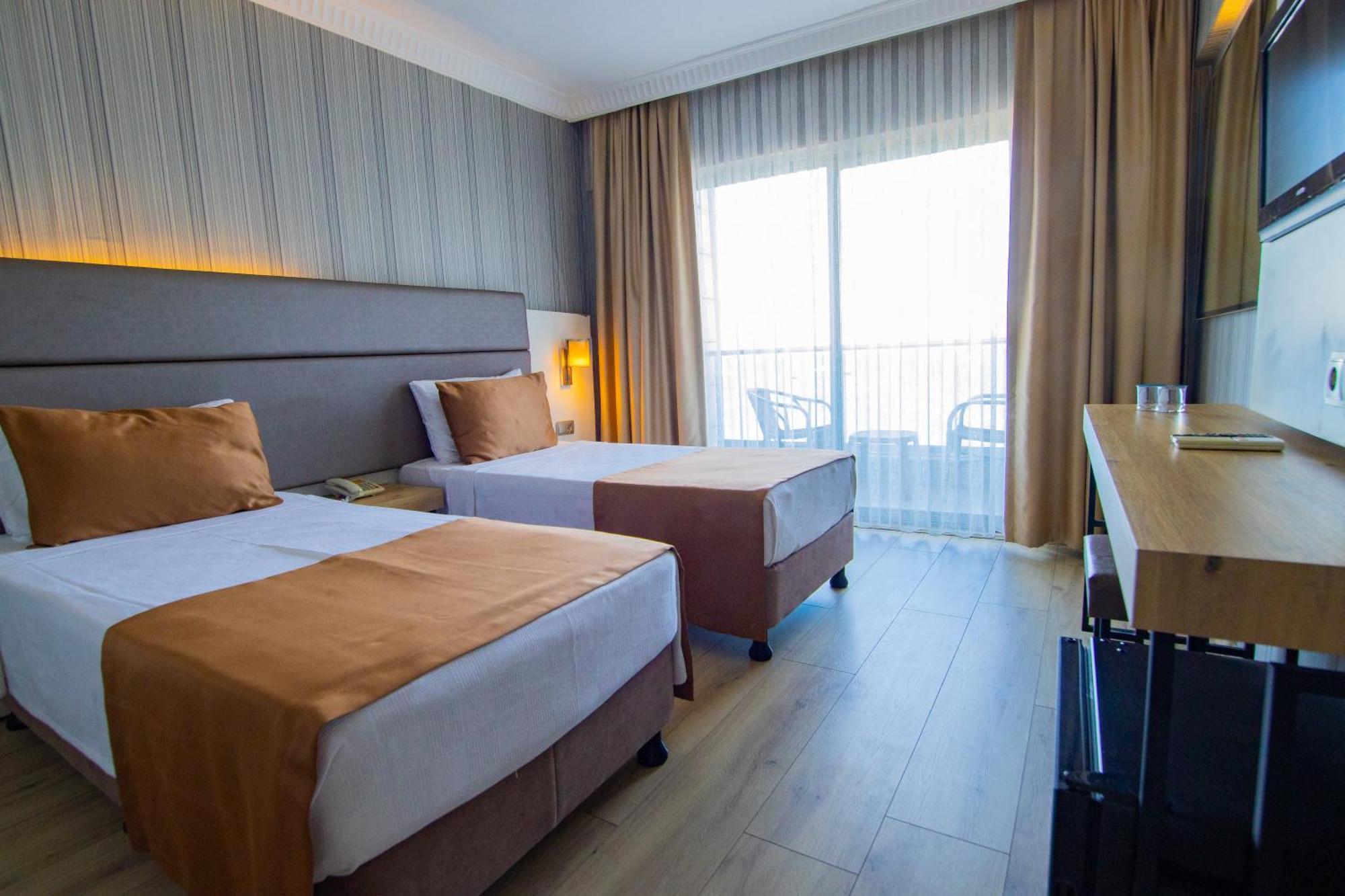 Point Beach Hotel 马尔马里斯 外观 照片