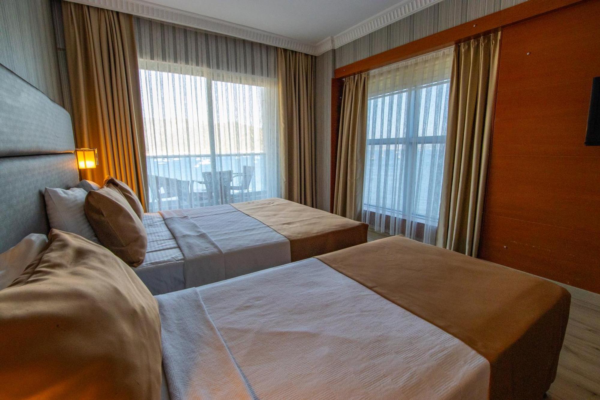 Point Beach Hotel 马尔马里斯 外观 照片