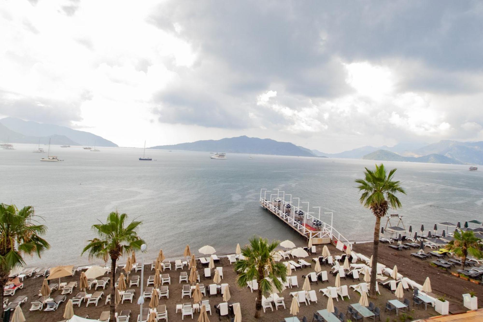 Point Beach Hotel 马尔马里斯 外观 照片