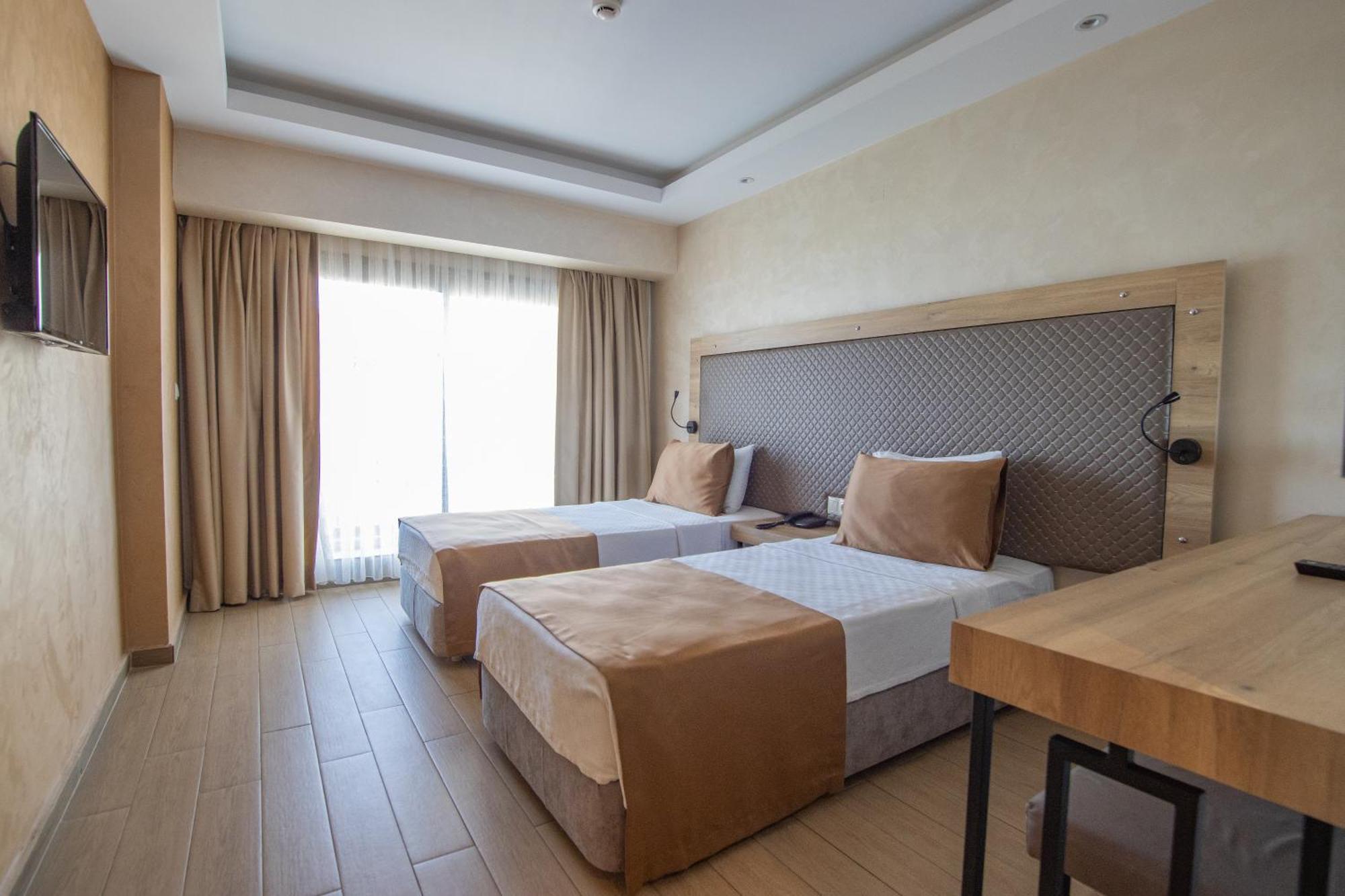 Point Beach Hotel 马尔马里斯 外观 照片
