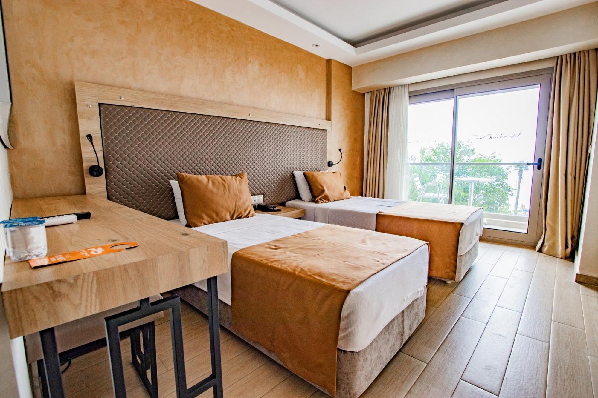 Point Beach Hotel 马尔马里斯 外观 照片